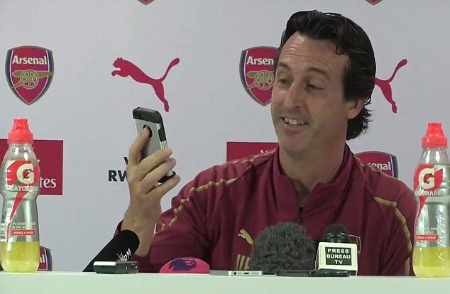 4F90BAAB00000578-6118763-Unai_Emery_smiles_as_he_looks_at_Jono_Spencer_s_name_on_the_ring-m-5_1535728306920.jpg